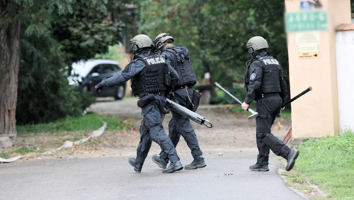 Policyjni kontrterroryści zatrzymali 27-latka, który w Godziszewie w Wielkopolsce zabarykadował się w mieszkaniu wraz z siostrą i groził wysadzeniem budynku. W czasie akcji nikt nie ucierpiał. Funkcjonariusze nie musieli siłowo wkraczać do mieszkania.