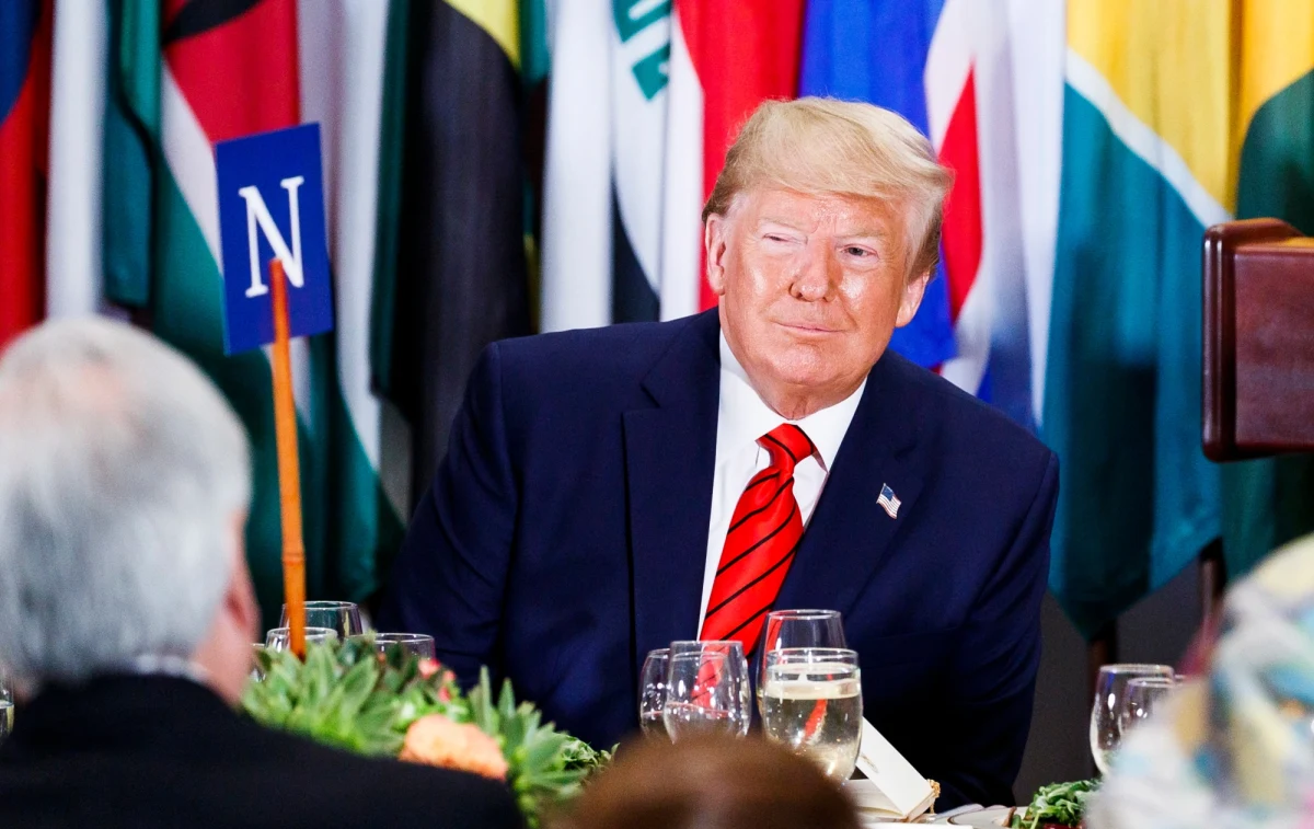 Biały Dom udostępnił w środę zapis lipcowej rozmowy prezydenta USA Donalda Trumpa z prezydentem Ukrainy Wołodymyrem Zełenskim, podczas której Trump prosił Zełenskiego, żeby przeprowadził dochodzenie w sprawie syna byłego amerykańskiego wiceprezydenta Joe Bidena.
