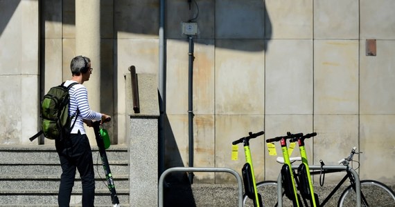 Radni prezydenckiego klubu Przyjazny Kraków złożyli dwa projekty uchwał dotyczące zakazu poruszania się elektrycznymi hulajnogami po chodnikach i alejkach spacerowych w obrębie Parku Kulturowego, czyli na Rynku Głównym, pobliskich ulicach oraz w miejskich parkach. Sprawa ma wrócić pod obrady za dwa tygodnie. 