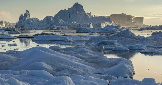 Przy dalszym wzroście emisji gazów cieplarnianych średni poziom morza do końca XXI wieku wzrośnie nawet o metr. Z mapy świata zniknie wiele terenów, a ludzie stracą domy. To oznacza, że coraz więcej osób zmuszonych będzie do migracji. Najnowszy raport IPCC pokazuje też, że tempo topnienia Grenlandii podwoiło się, a Antarktydy potroiło w porównaniu z poprzednią dekadą. Tylko szybkie ograniczenie emisji może istotnie zmniejszyć zasięg tych zjawisk. 