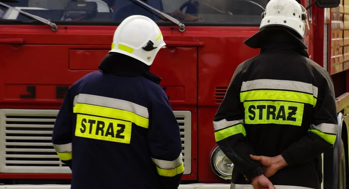 Zanieczyszczenie w rzece Biała w Bielsku-Białej. Strażacy musieli ustawić tam specjalne zapory zabezpieczające. Sprawa zajęła się też policja.