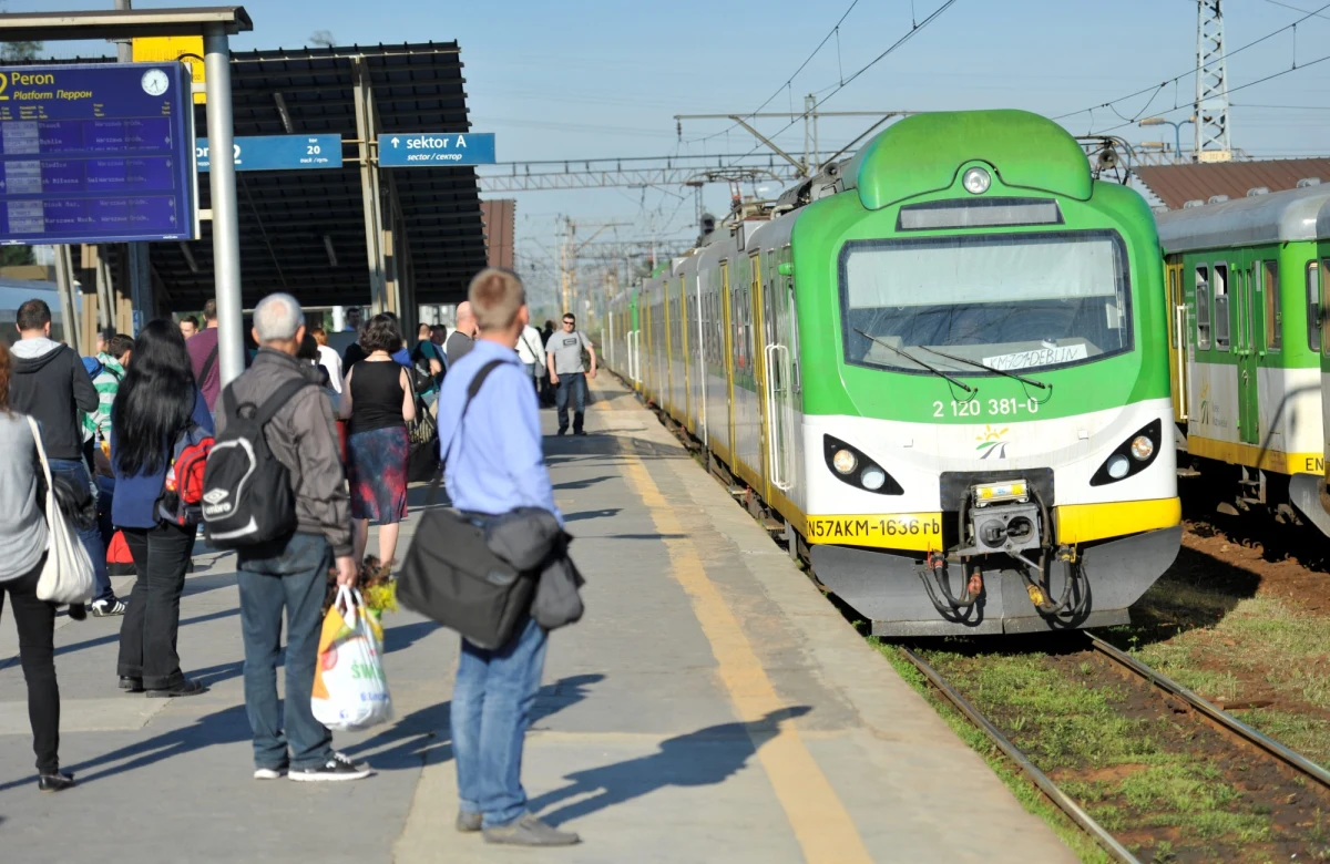 Do tragicznego wypadku doszło w warszawskim Wawrze. Pociąg Szybkiej Kolei Miejskiej potrącił 17-latkę, która weszła pod nadjeżdżający skład. 