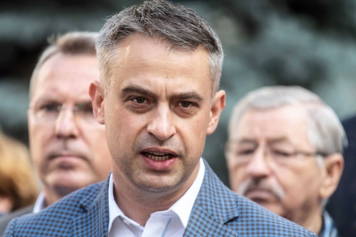 "Woda wokół prezesa Banasia staje się coraz bardziej mętna" – stwierdził w rozmowie z Onetem Krzysztof Gawkowski z Wiosny. Zwrócił uwagę, że pojawiają się pytania, dlaczego służby nie sprawdziły szefa Najwyższej Izby Kontroli oraz jak to się stało, że Banaś nie wpisał w swoim oświadczeniu majątkowym tego, że „na jego hipotece wisi kredyt”. 