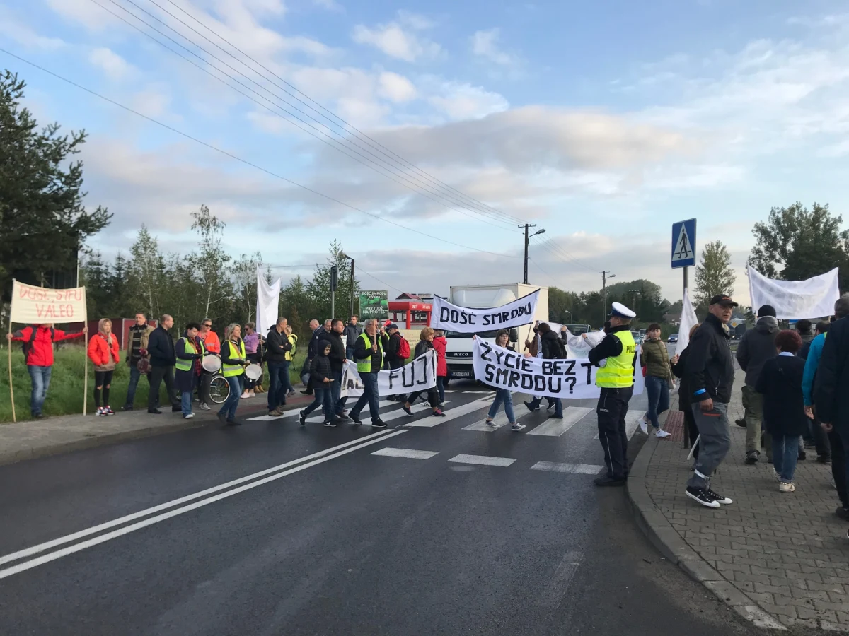 Mieszkańcy małopolskiej Skawiny protestują przeciwko fetorowi, który zatruwa im życie. To już kolejnych ich sprzeciw wobec bezczynności instytucji państwowych. 