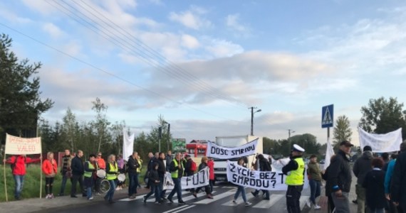 Mieszkańcy małopolskiej Skawiny protestują przeciwko fetorowi, który zatruwa im życie. To już kolejnych ich sprzeciw wobec bezczynności instytucji państwowych. 