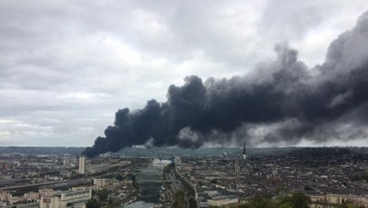Pożar w zakładach chemicznych w Rouen. Ewakuowano żłobki i szkoły
