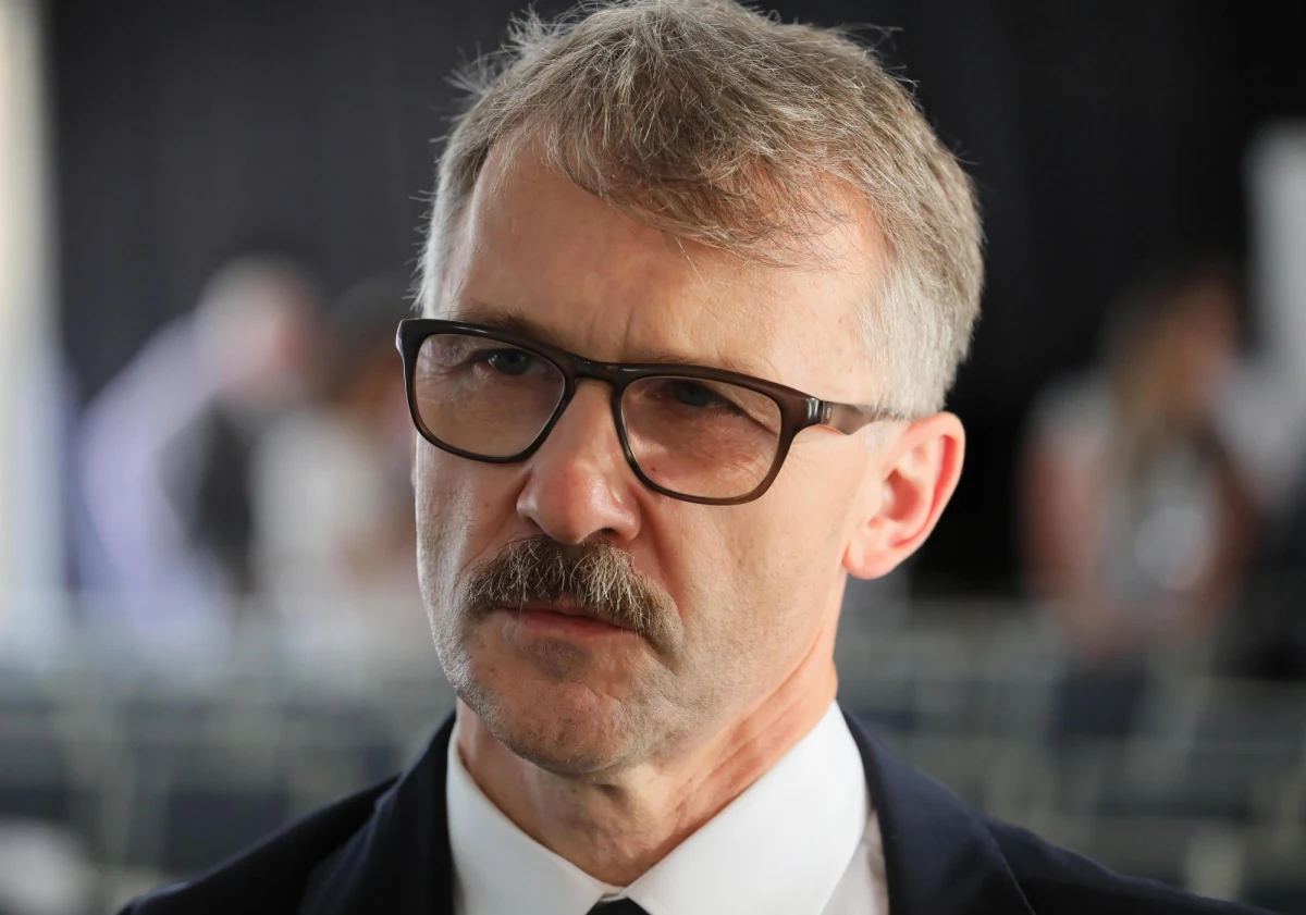 Kolejne szczegóły działania grupy "Kasta". Z nagrania rozmowy sędziego Arkadiusza Cichockiego z szefem Krajowej Rady Sądownictwa wynika, że o posadę dla Tomasza Szmydta - męża „małej Emi” - w KRS zabiegał wiceminister sprawiedliwości Łukasz Piebiak. Cichocki usłyszał takie słowa z ust samego Leszka Mazura w momencie, gdy próbował przekonać nowego szefa KRS do zatrudnienia Szmydta w Radzie. Do zapisu tej wymiany zdań dotarli dziennikarze RMF FM. 