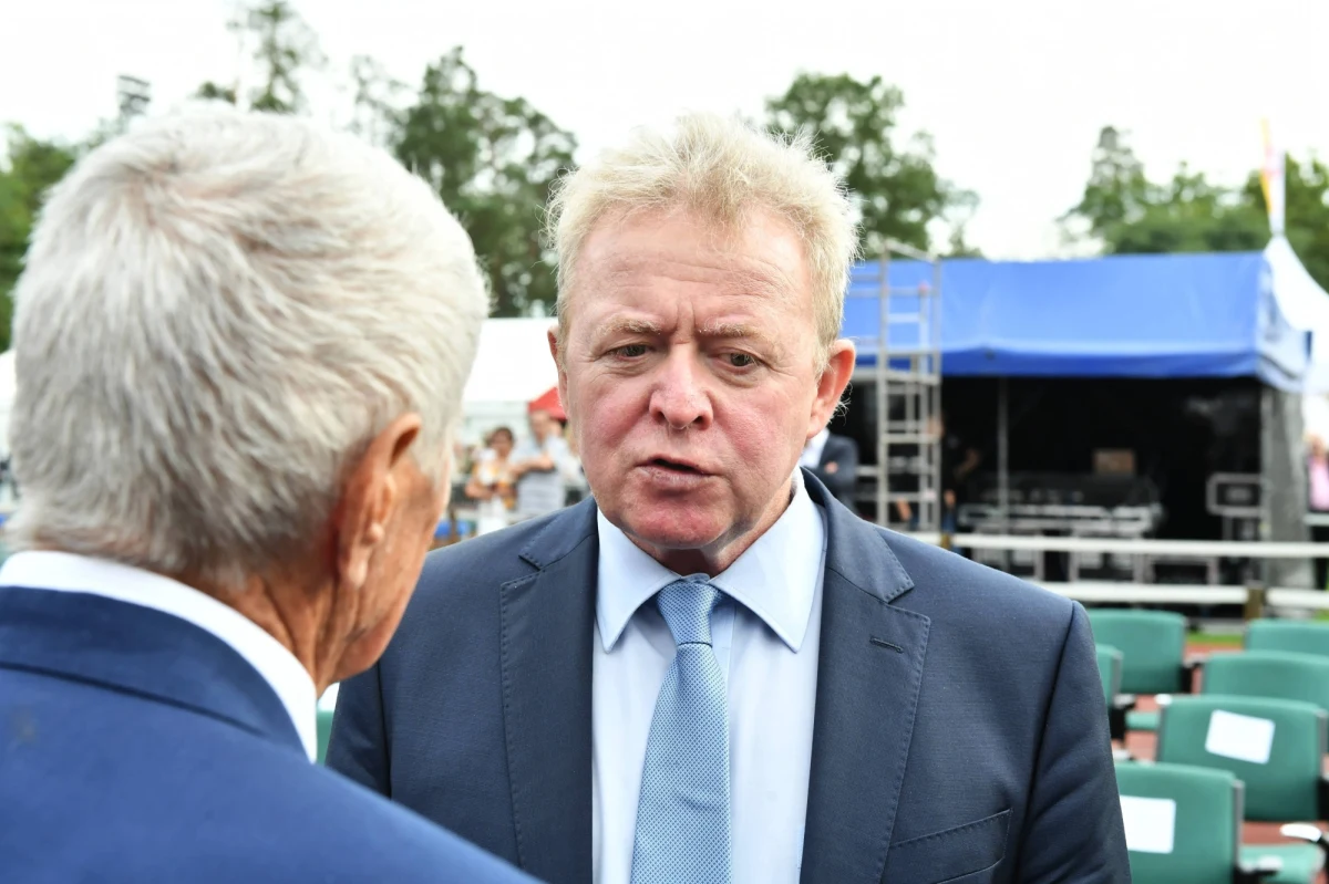 Polski kandydat na unijnego komisarza ds. rolnictwa Janusz Wojciechowski został zaakceptowany przez komisję prawną Parlamentu Europejskiego i tym samym dopuszczony do dalszych przesłuchań w PE. Jak donosi brukselska korespondentka RMF FM Katarzyna Szymańska-Borginon, dodatkowe wyjaśnienia Wojciechowskiego ws. jego deklaracji majątkowych - a konkretnie jego mieszkania w Brukseli - zostały jednogłośnie zaakceptowane.