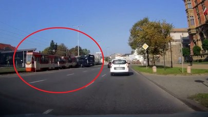 Zderzenie tramwaju i autokaru w Gdańsku. Wstępnie: Kierowca autokaru jechał na czerwonym świetle