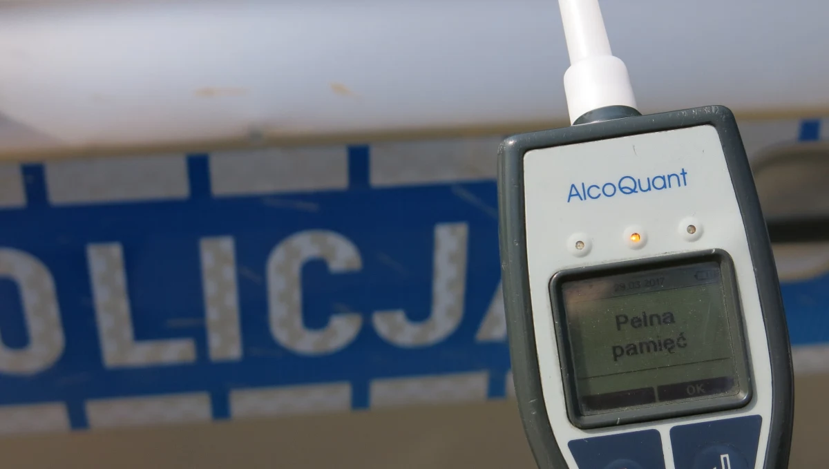 Prawie trzy promile alkoholu w organizmie miał prowadzący samochód policjant z komendy w Rybniku. Został zatrzymany na jednej z ulic w Jastrzębiu-Zdroju. Ujęli go inni kierowcy, kiedy jechał drogą pod prąd.