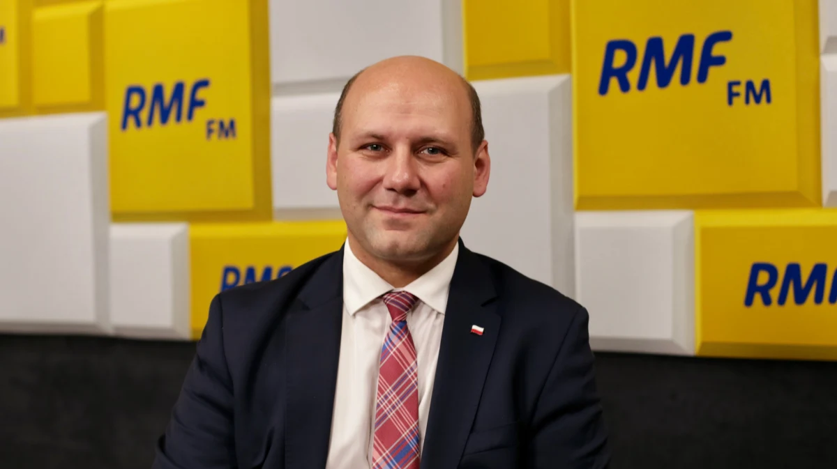 "Zagłosowałbym za tą kandydaturą (Mariana Banasia na szefa NIK-u) w tych okolicznościach, w których wówczas w trakcie tego głosowania się znajdowaliśmy. Wówczas tych wątpliwości nie było. Gdyby one były, być może to głosowanie byłoby odłożone i ta decyzja też byłaby odłożona" - mówił w Popołudniowej rozmowie w RMF FM wiceszef MSZ Szymon Szynkowski vel Sęk. Podkreślił, że pojawiające się w ostatnich dniach pod adresem Mariana Banasia zarzuty są "medialne na razie", a decyzję prezesa NIK o udaniu się na bezpłatny urlop nazwał "trafną". Dopytywany, czy sprawa Mariana Banasia nie jest dla PiS obciążeniem w kampanii wyborczej, Szymon Szynkowski vel Sęk odparł: "Nie, ponieważ Prawo i Sprawiedliwość ma w tej sprawie jasne standardy. (…) Prezes Kaczyński powiedział: ‘Nie ma świętych krów’ - i to w każdym przypadku się potwierdza".