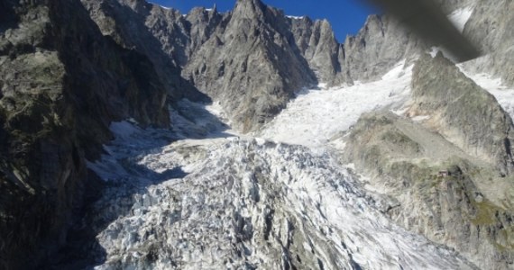 ​Duży fragment lodowca w Alpach grozi zawaleniem, obsuwa się kilkadziesiąt centymetrów dziennie - wynika z pomiarów pochodzących z zainstalowanego tam radaru.  Odnotowano, że już runęło 2,5 tysiąca metrów sześciennych masy lodowca.