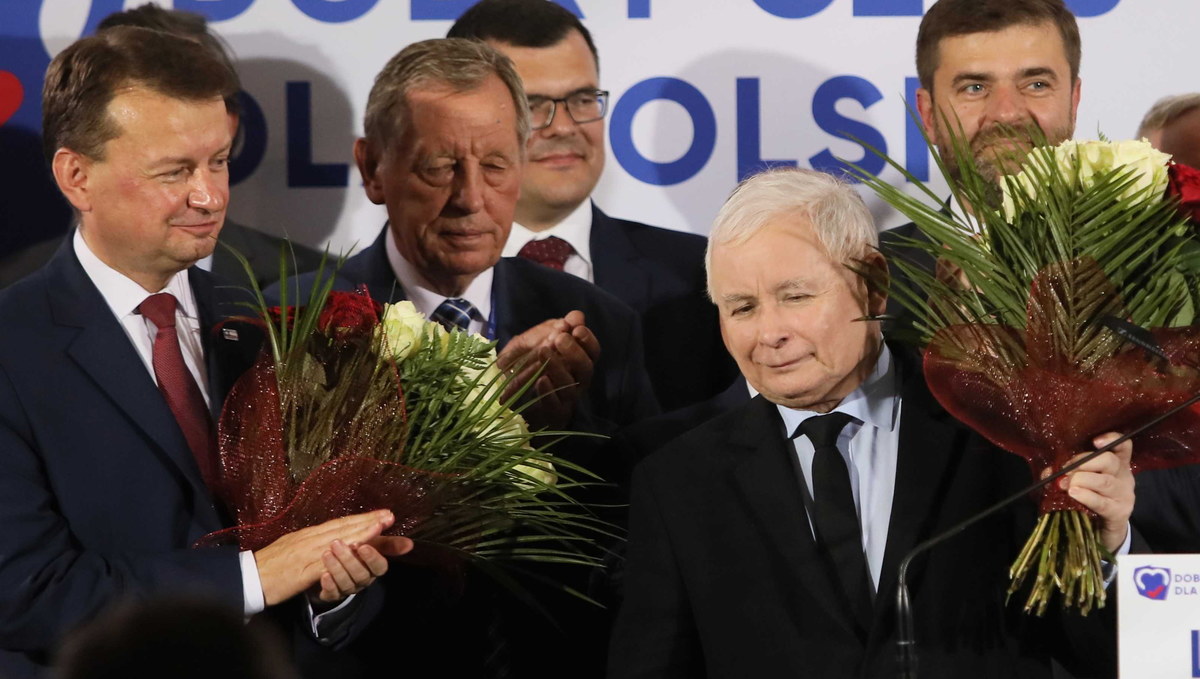 "Nie jest prawdą, że by się rozwijać, (…) musimy odrzucać to, co jest tradycją, co tworzy naszą tożsamość, co buduje fundament wszystkiego - a fundamentem wszystkiego jest rodzina" - mówił prezes Prawa i Sprawiedliwości Jarosław Kaczyński podczas konwencji regionalnej PiS w podwarszawskim Legionowie. "To jest taka teza, która jest często nam wtłaczana: chcecie żyć jak w Europie, to musi być tu, w Polsce, tak jak w Europie: dwóch tatusiów, dwie mamusie, et cetera. Nie musi, proszę państwa, tak być. Nie musi tak być i tak, proszę państwa, nie będzie" - ogłosił.