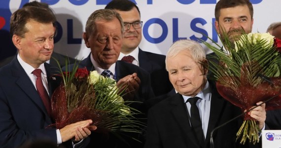 "Nie jest prawdą, że by się rozwijać, (…) musimy odrzucać to, co jest tradycją, co tworzy naszą tożsamość, co buduje fundament wszystkiego - a fundamentem wszystkiego jest rodzina" - mówił prezes Prawa i Sprawiedliwości Jarosław Kaczyński podczas konwencji regionalnej PiS w podwarszawskim Legionowie. "To jest taka teza, która jest często nam wtłaczana: chcecie żyć jak w Europie, to musi być tu, w Polsce, tak jak w Europie: dwóch tatusiów, dwie mamusie, et cetera. Nie musi, proszę państwa, tak być. Nie musi tak być i tak, proszę państwa, nie będzie" - ogłosił.