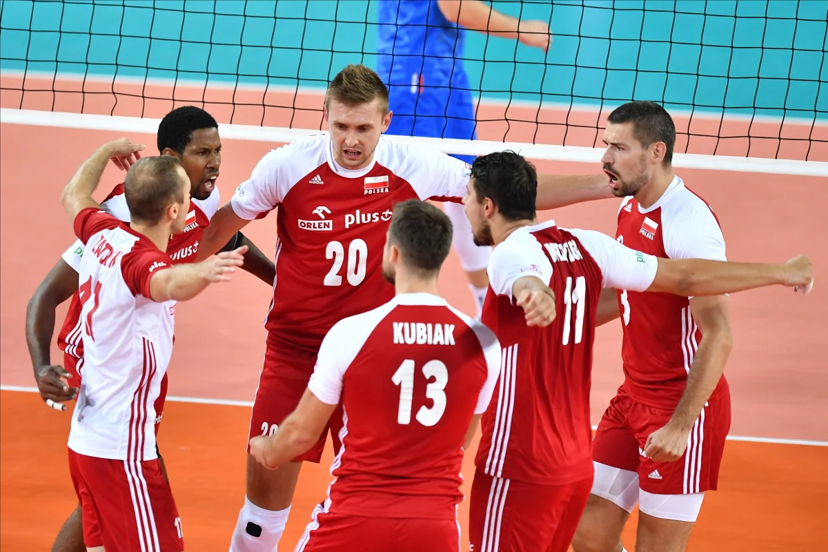 Aż 24 siatkarzy reprezentować będzie biało-czerwone barwy podczas zbliżającego się turnieju Pucharu Świata. Podopieczni Vitala Heynena docierać będą do Japonii w różnych terminach, a w trakcie zawodów dojdzie do sporych zmian w składzie. Wszystko przez bardzo napięty kalendarz imprez: w sobotę nasi siatkarze rozegrają ostatnie spotkanie w mistrzostwach Europy, zaś już we wtorek wystartuje rywalizacja w Pucharze Świata. W planie jest 11 meczów w ciągu 15 dni.