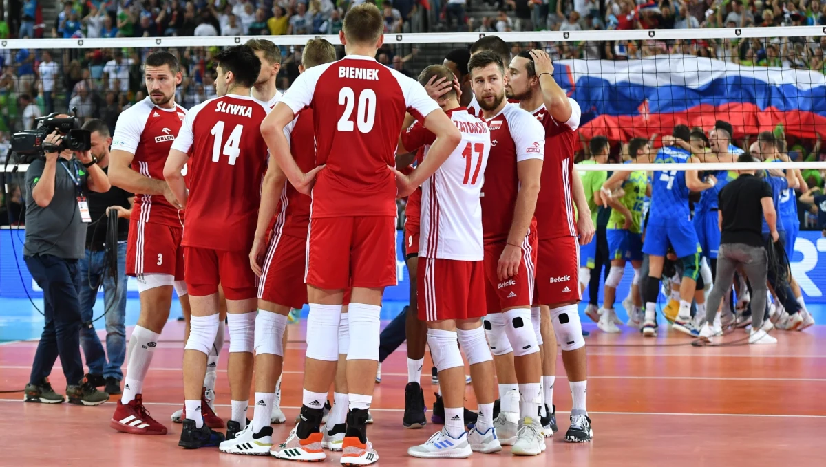 Mateusz Bieniek uważa, że na porażkę polskich siatkarzy w półfinale mistrzostw Europy ze Słoweńcami 1:3 złożyły się dwa czynniki. "Rywale zagrali kapitalny mecz, a my mieliśmy z kolei swoje problemy" - podsumował środkowy biało-czerwonych.