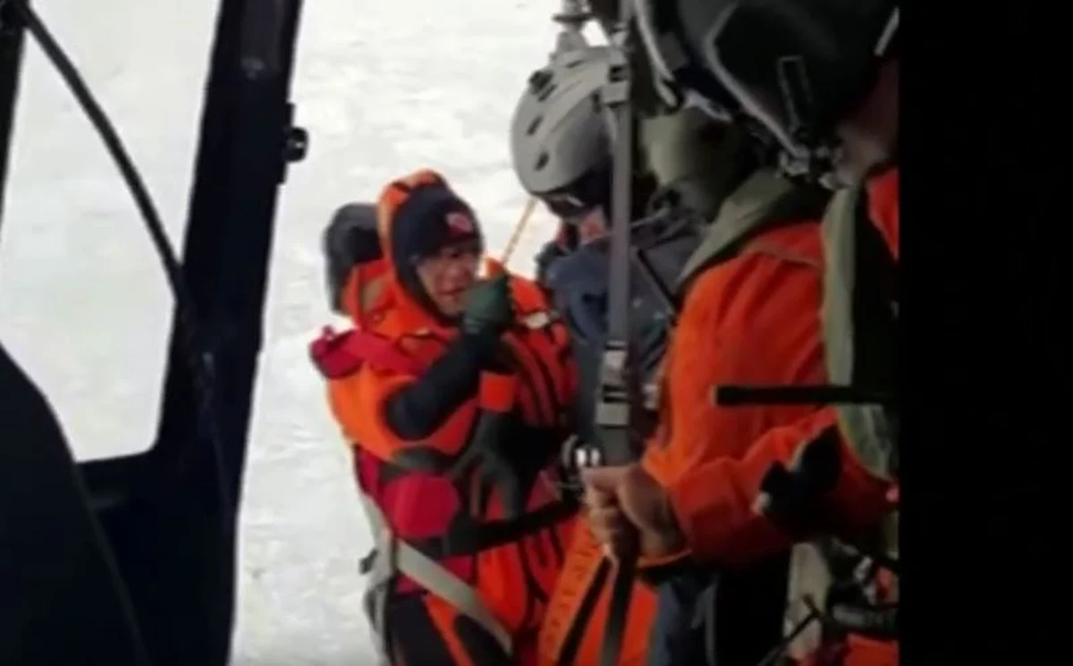 Trzech polskich naukowców utknęło na skutym lodem Oceanie Arktycznym. W ich pontonie zespół się silnik. Zostali uratowani przez siły powietrzne Chile.