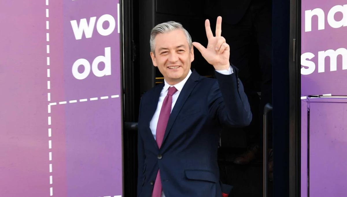 Lewica, gdy będzie rządziła, rozdzieli państwo od Kościoła - zadeklarował w Częstochowie lider Wiosny Robert Biedroń. Zapowiedział "sprawiedliwe podatki" dla księży, likwidację Funduszu Kościelnego, wycofanie religii ze szkół i zniesienie klauzuli sumienia. Zasygnalizował też możliwość renegocjacji konkordatu.
