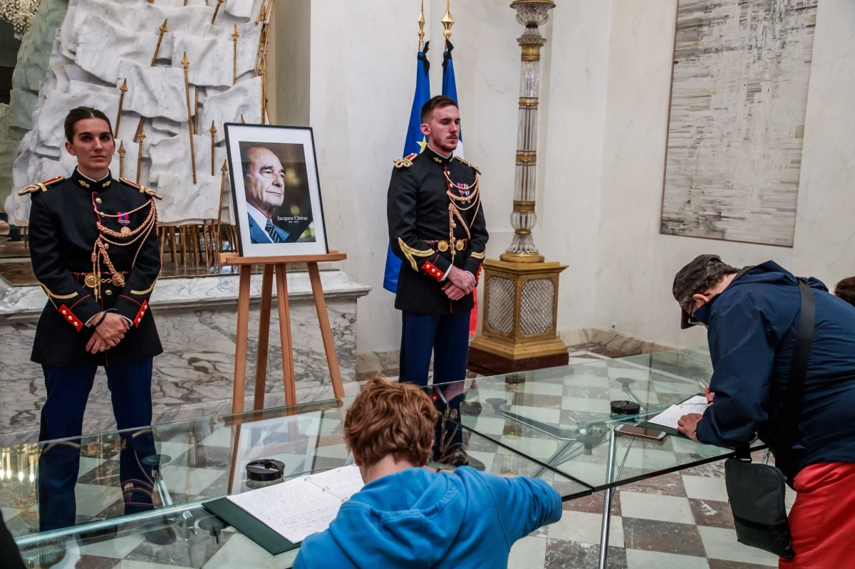 Francuzi w niedzielę będą mogli oddać hołd zmarłemu w czwartek byłemu prezydentowi Jacques'owi Chiracowi. Uroczystości żałobne odbędą się na placu Inwalidów w Paryżu. Chirac spocznie na cmentarzu Montparnasse, przy córce Laurence.