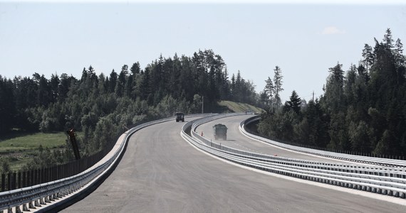 Od soboty kierowcy będą mogli korzystać z pierwszego z w sumie trzech budowanych górskich odcinków ekspresowej S7: od Skomielnej Białej do Rabki Zdroju i dalej z dwujezdniowej drogi głównej przyspieszonej do Chabówki. Trzy odcinki nowej zakopianki liczą w sumie 16,7 km. Na trasie powstaje najdłuższy w Polsce - ponad 2-kilometrowy - tunel. Budowa wszystkich trzech odcinków powinna zakończyć się do 2021 roku.