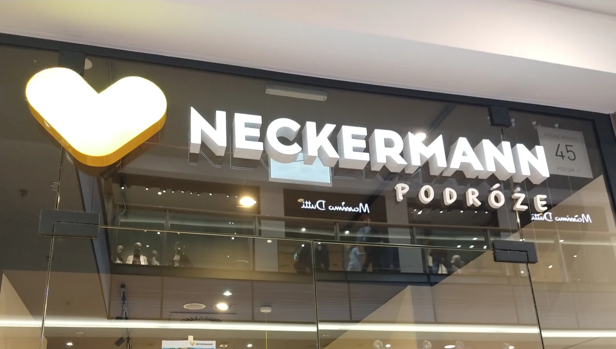 Turyści po upadku biura podróży Neckermann Polska planowo wracają do kraju. Do Polski wróci kolejne 350 osób, a w weekend przyleci następne 1000 - poinformował Urząd Marszałkowski Województwa Mazowieckiego. 