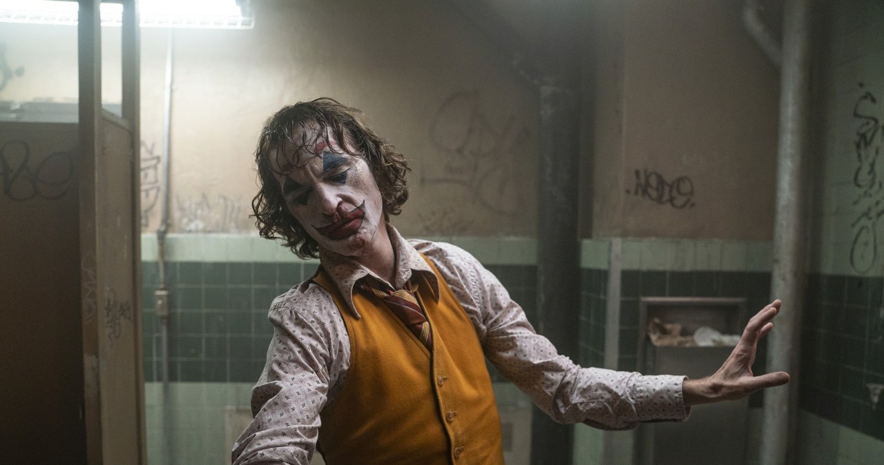 Coraz większy niepokój towarzyszy zaplanowanej na 4 października amerykańskiej premierze filmu "Joker". Kinowe sieci, mając w pamięci tragedię sprzed 7 lat, kiedy podczas seansu filmu "Mroczny rycerz powstaje" zginęło 12 osób, zakazały wstępu na pokazy osobom w maskach oraz kostiumach, które "mogłyby sprawić, że widzowie poczuliby się niekomfortowo".