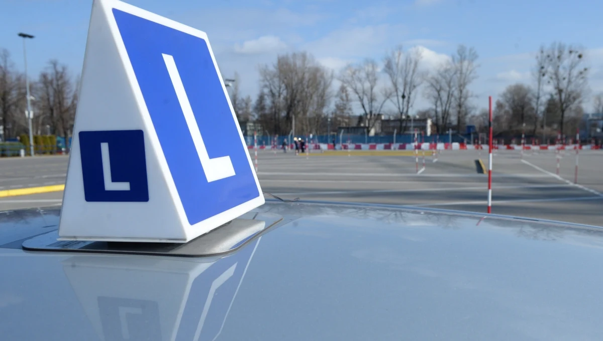 52-letni instruktor nauki jazdy zginął w wypadku na drodze krajowej nr 15 w miejscowości Czerniak w powiecie mogileńskim w Wielkopolsce. Ciężko ranna została 44-letnia kursantka.