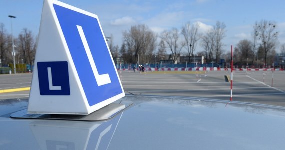 52-letni instruktor nauki jazdy zginął w wypadku na drodze krajowej nr 15 w miejscowości Czerniak w powiecie mogileńskim w Wielkopolsce. Ciężko ranna została 44-letnia kursantka.