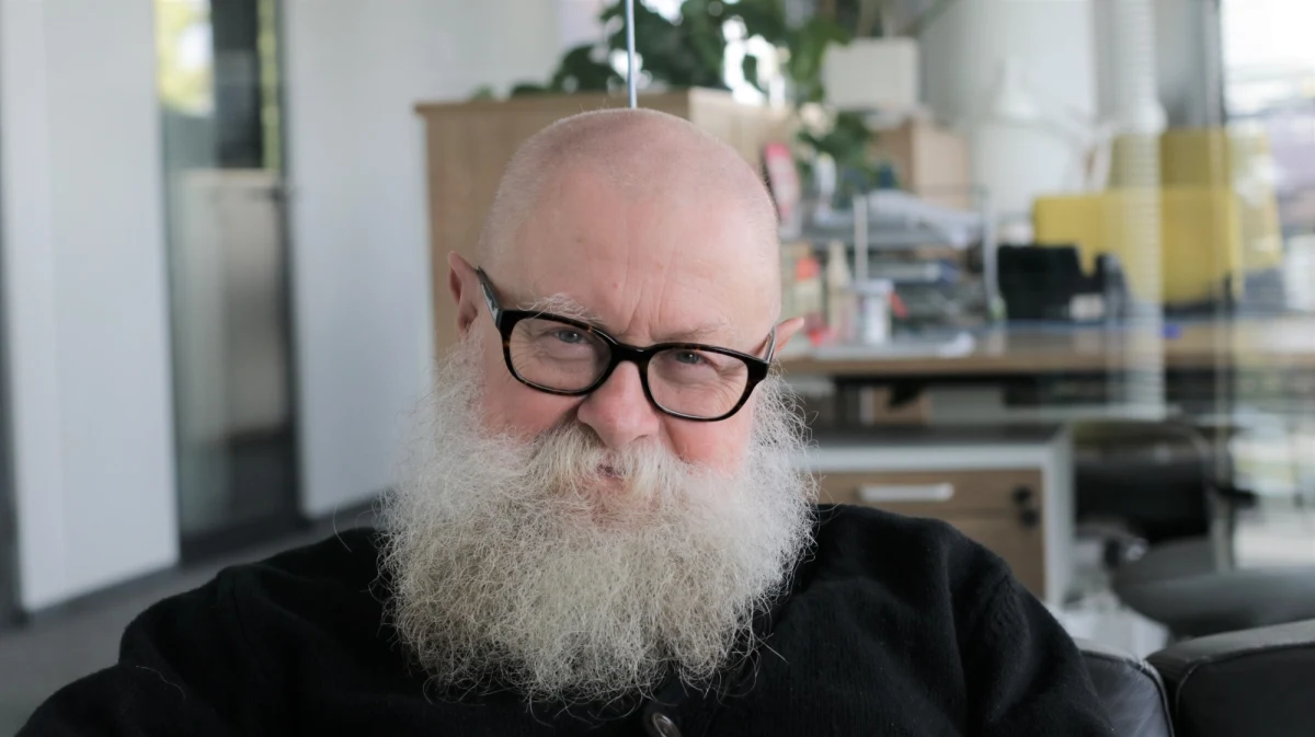 "Uważam, że to jest za daleko posunięte, tak samo jak tęczowa Matka Boska czy wagina w pochodzie" - tak prof. Jerzy Bralczyk skomentował w Popołudniowej rozmowie w RMF FM budzący duże kontrowersje transparent kandydatki KO do Sejmu Klaudii Jachiry: "Bób, hummus, włoszczyzna". "Nie uważam, żeby to było słuszne, a co dla nich pewnie ważniejsze: żeby było skuteczne. Prowokacja, owszem, jest czasami uzasadniona, kiedy chcemy wywołać jakiś ferment intelektualny - ale to do takiego fermentu intelektualnego nie prowadzi bynajmniej" - zaznaczył językoznawca. Odnosząc się z kolei do burzy wokół hasła: "Nie świruj, idź na wybory", prof. Bralczyk ocenił, że w tym przypadku doszło do "za daleko posuniętej" interpretacji.