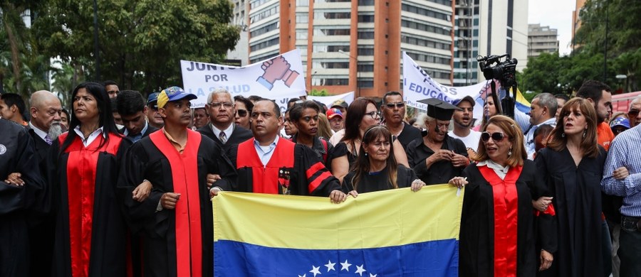 Rada Praw Człowieka ONZ zdecydowała o powołaniu międzynarodowej misji, która ma sprawdzić i udokumentować przypadki naruszeń prawa międzynarodowego w Wenezueli, w tym doniesienia o torturach czy tysiącach egzekucji pozasądowych. Rada przyjęła tekst przygotowany przez tzw. Grupę z Limy, powołaną przez Kanadę i kilkanaście państw Ameryki Łacińskiej w celu pokojowego rozwiązania kryzysu w Wenezueli. Za przyjęciem rezolucji w tej sprawie było 19 głosów, przy siedmiu głosach sprzeciwu i 21 wstrzymujących się.