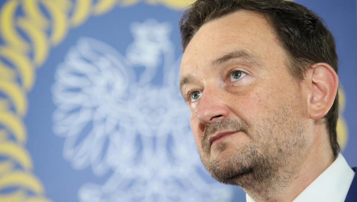 Gdy Onet ujawnił aferę hejterską, rzecznik Krajowej Rady Sądownictwa Maciej Mitera zapewniał, że internetową hejterkę Emilię zna bardzo słabo. Stwierdził nawet, że próbowała się do niego "przykleić". Z najnowszych informacji Onetu wynika jednak, że wymienili kilkaset wiadomości. 