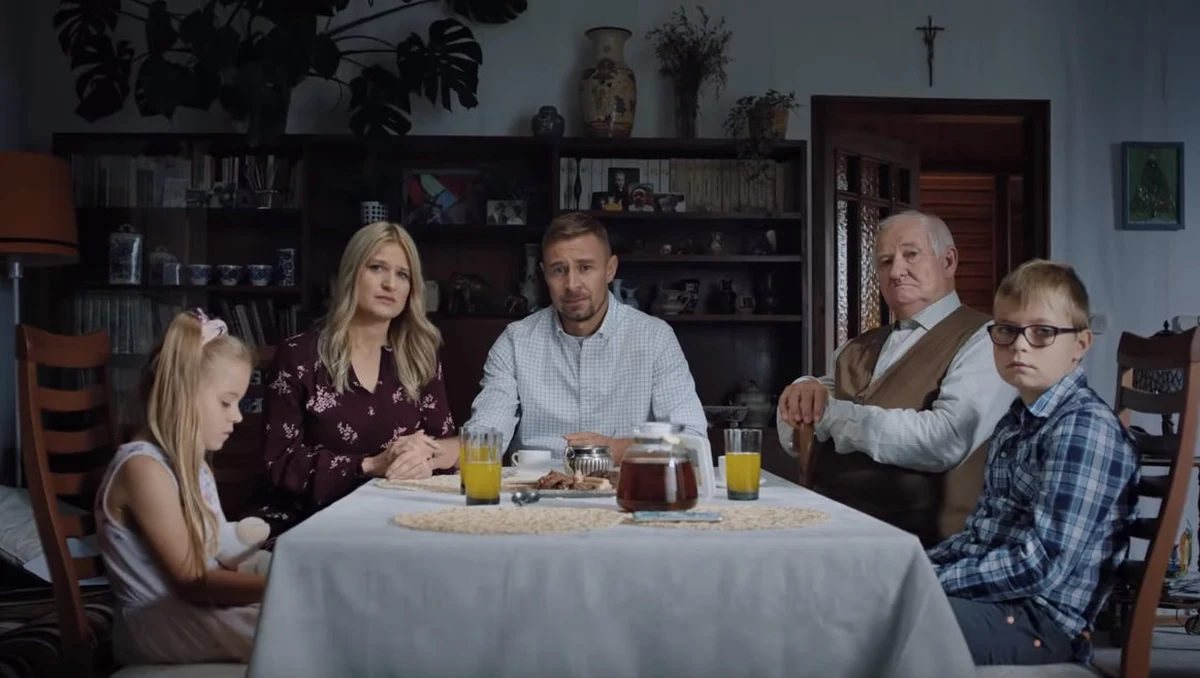 "Chcieliśmy z żoną i dziećmi podziękować za 500+. Ale to nie wszystko. Będę szczery: panie premierze, (…) samo 500+ nie wystarczy, by żyć" - mówi mąż i ojciec dwójki dzieci z najnowszego kampanijnego spotu Koalicji Obywatelskiej. Jego partnerka dodaje: "Przecież wszystko cały czas drożeje. A takie 500+ dostaje każdy: ten bogaty z Warszawy jak pan i tacy jak my". Na spot zareagował rzecznik rządu Piotr Müller. "Premier Mateusz Morawiecki z chęcią spotka się z rodziną, która w nim (spocie) występuje" - napisał na Twitterze. Również zaproszenie nie pozostało bez reakcji: w odpowiedzi rzecznik Platformy Obywatelskiej Jan Grabiec zachęcił Polaków, by zgłaszali się ze swymi problemami do kancelarii Mateusza Morawieckiego.