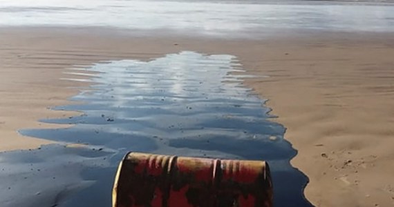 Na dziesiątkach brazylijskich plaż, wzdłuż północno-wschodniego wybrzeża kraju, pojawiły się plamy oleju. Brazylijscy urzędnicy badają źródło rozlewu ropy.