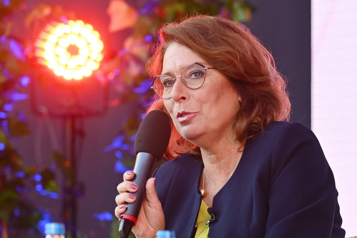 "Wygląda na to, że wyznaczenie Małgorzaty Kidawy-Błońskiej jako kandydatki Koalicji Obywatelskiej na szefową rządu było strzałem w dziesiątkę" - napisano w sobotnio-niedzielnym wydaniu "Super Expressu", powołując się na najnowszy sondaż Instytutu Badań Pollster.