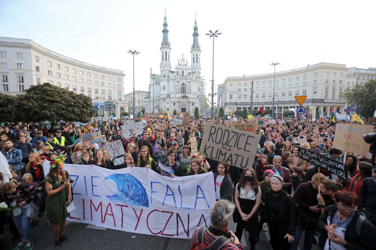 39 wniosków o ukaranie do sądu za blokowanie i zaśmiecanie drogi wystawili policjanci uczestnikom Marszu Klimatycznego w Warszawie. Służby wystawiły też ekologom siedem mandatów po 100 zł.