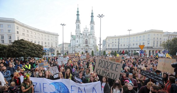 39 wniosków o ukaranie do sądu za blokowanie i zaśmiecanie drogi wystawili policjanci uczestnikom Marszu Klimatycznego w Warszawie. Służby wystawiły też ekologom siedem mandatów po 100 zł.