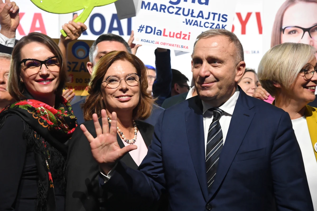 "Nasze państwo coraz bardziej przypomina kraje Ameryki Łacińskiej, a nie demokrację europejską" – stwierdziła w Krakowie Małgorzata Kidawa-Błońska, kandydatka Koalicji Obywatelskiej na premiera. "Czasami mam wrażenie, jakby ekipa oszustów napadła na bank i tylko co jakiś czas wysypywała trochę pieniędzy przez okno, by odwrócić uwagę i zyskać trochę na czasie. Na dłuższą metę żadne państwo tego nie wytrzyma" – dodała. 