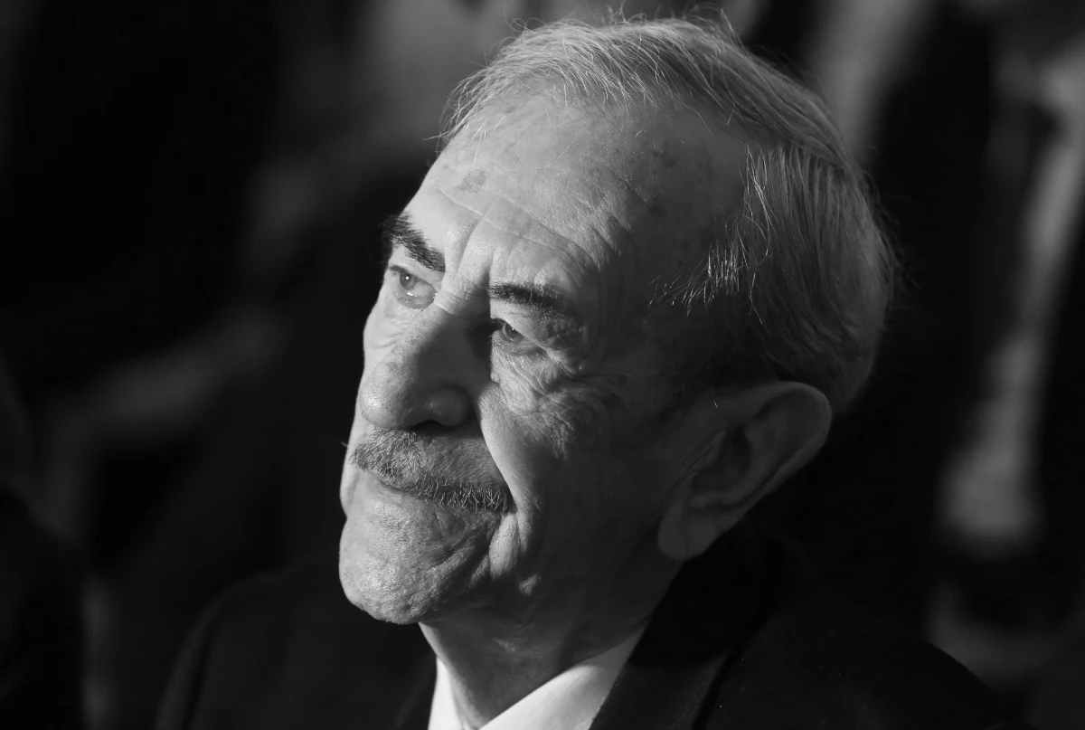 Nie żyje Jan Kobuszewski - wybitny aktor teatralny i filmowy. Widzowie pamiętają go też z występów w Kabarecie "Dudek", "Kabarecie Olgi Lipińskiej", a także w "Kabarecie Starszych Panów". Informację o śmierci aktora przekazała PAP dyrekcja stołecznego Teatru Kwadrat, z którym był przez wiele lat związany.
