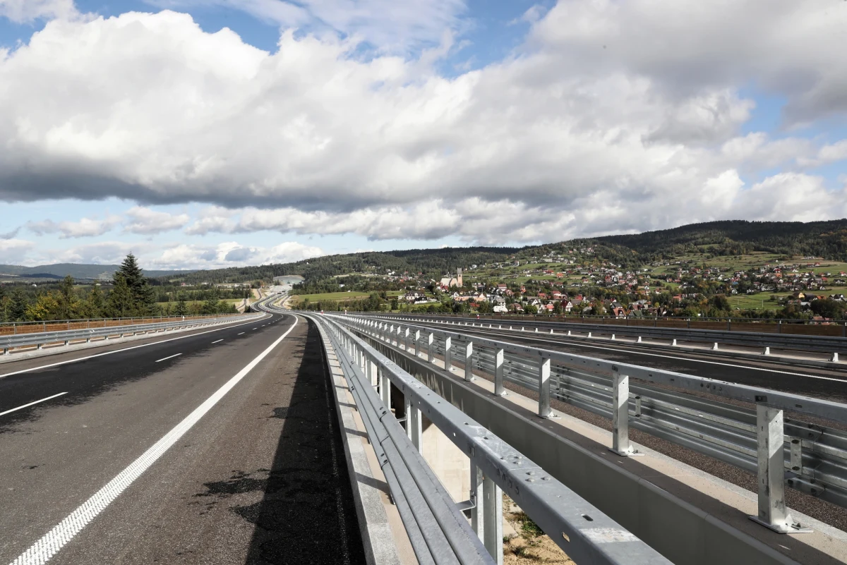Kierowcy od soboty korzystają z pierwszego z trzech budowanych górskich odcinków drogi ekspresowej S7, czyli nowej zakopianki - od Skomielnej Białej do Rabki Zdroju i dalej dwujezdniowej drogi głównej przyspieszonej do Chabówki.