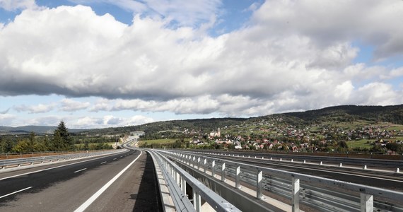 Kierowcy od soboty korzystają z pierwszego z trzech budowanych górskich odcinków drogi ekspresowej S7, czyli nowej zakopianki - od Skomielnej Białej do Rabki Zdroju i dalej dwujezdniowej drogi głównej przyspieszonej do Chabówki.