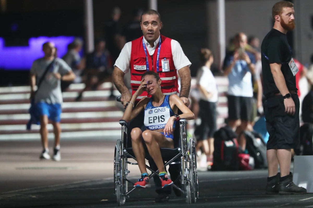 „To był bieg w saunie, potraktowano nas brutalnie” – mówią zawodniczki, które w mistrzostwach świata w Dausze rywalizowały w maratonie. Odbył się on wprawdzie w środku nocy, ale warunki były ekstremalne, a sceny dramatyczne.
