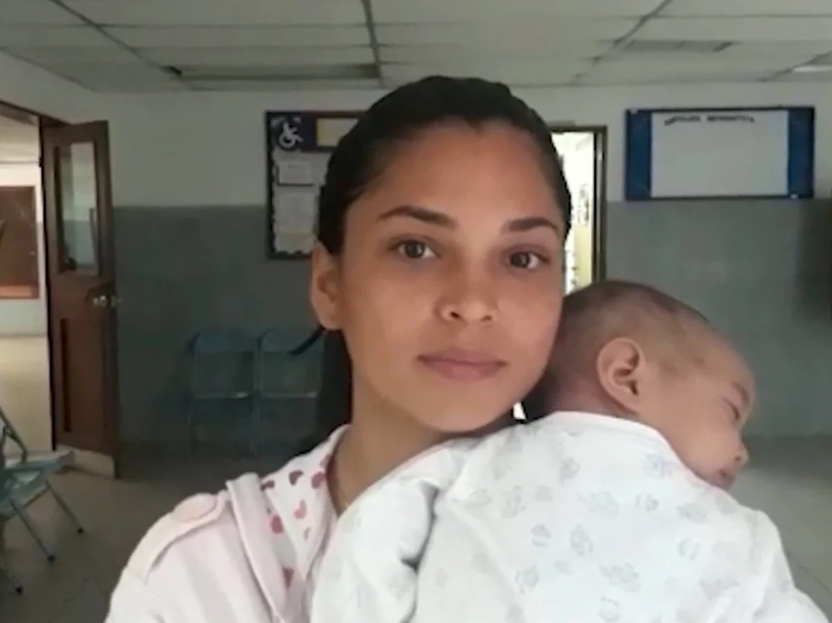 "Dwumiesięczną Mię spotkałam z jej mamą w szpitalu dziecięcym w Caracas. Mia jest tam leczona od 15. dnia życia - ale leków w szpitalu nie ma: matka musi sama kupować nawet kroplówki, szukać antybiotyku na czarnym rynku. W Rubio widziałam dzieci, które po prostu leżały na prześcieradełkach, przyniesionych przez mamy, w ogóle nieleczone - ponieważ leków nie było" - tak o katastrofalnej sytuacji służby zdrowia w Wenezueli opowiada w rozmowie z RMF FM Małgorzata Olasińska-Chart z Polskiej Misji Medycznej. "Antybiotyki, środki przeciwbólowe można kupić na czarnym rynku. Szczepionek kupić się nie da" - podkreśla. Jak wynika z raportu wenezuelskiego resortu zdrowia, w 2017 roku na skutek braku dostępu do leków i sprzętu medycznego śmiertelność wśród niemowląt wzrosła w Wenezueli o 30 procent. Polska Misja Medyczna apeluje o pomoc: każdy z nas może kupić szczepionki dla dzieci z tego pogrążonego w kryzysie kraju!