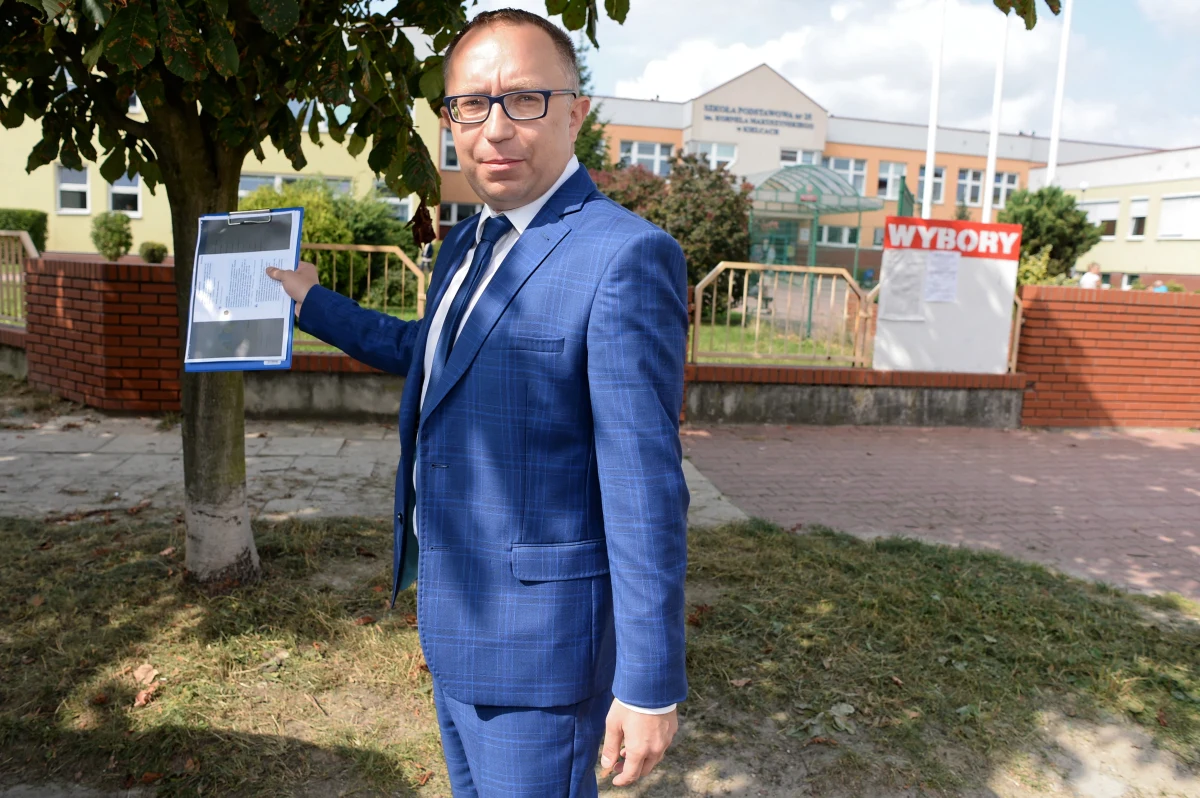 "Zgłaszamy to na policję i do prokuratury, bo to musi zostać wyjaśnione. I żądamy ścigania tych sprawców" - zapowiedział w Kielcach szef świętokrzyskiej PO poseł Artur Gierada. To reakcja polityka na baner odwzorowujący jego postać, który został powieszony na drzewie. 