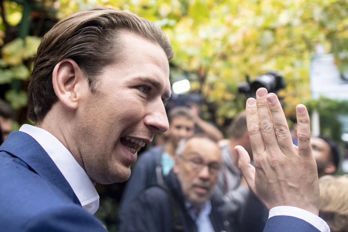 Przedterminowe wybory parlamentarne rozpoczęły się w sobotę rano w Austrii. Duże szanse na odzyskanie władzy ma były kanclerz Sebastian Kurz, którego rząd upadł w maju w związku z aferą, która pogrążyła jego skrajnie prawicowych koalicjantów.
