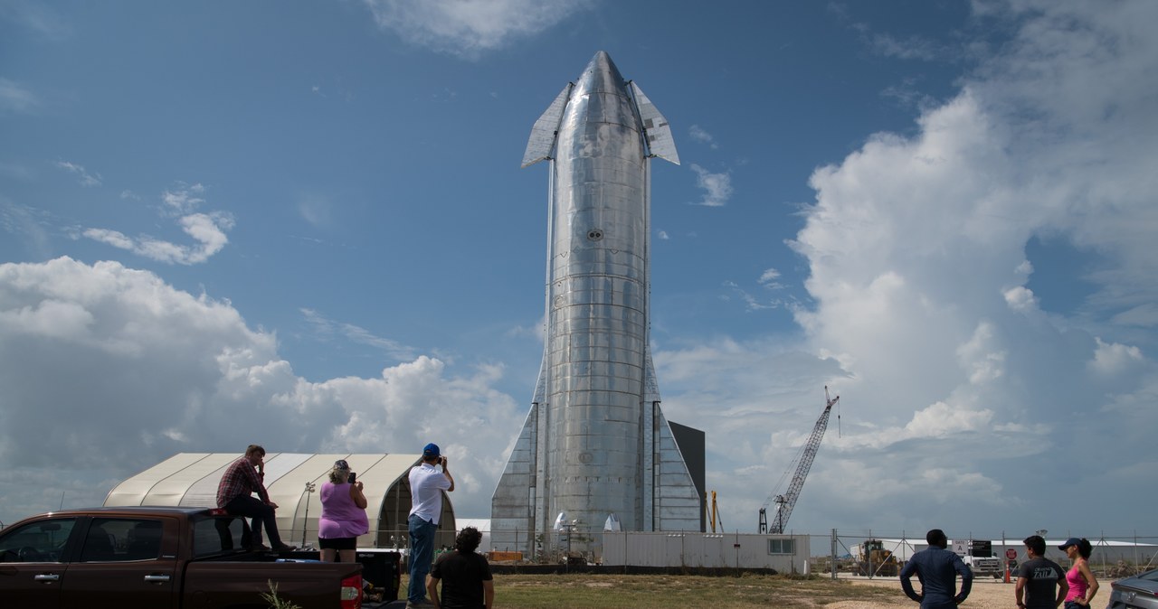 Pierwszy orbitalny lot testowy Starship był wiele razy przesuwany, ale wydaje się, że po zgodzie FAA i udanych testach statycznych z sierpnia tego roku, w końcu dojdzie do skutku - NASA poinformowała, że SpaceX planuje to wydarzenie na początek grudnia.