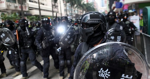 Na dwa dni przed 70. rocznicą proklamowania komunistycznej Chińskiej Republiki Ludowej setki zwolenników władz w Pekinie wyszło w niedzielę na ulice Hongkongu. Dzień wcześniej policja w Hongkongu użyła gazu łzawiącego przeciw prodemokratycznym manifestantom.