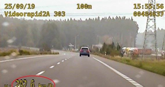 Gnał ponad 200 km/h, bo... spieszył się do domu. Mowa o 61-letnim kierowcy Audi Q7, którego zatrzymali w powiecie gorzowskim policjanci z grupy "Speed" zajmujący się walką z najbardziej agresywnymi zachowaniami na drogach. 