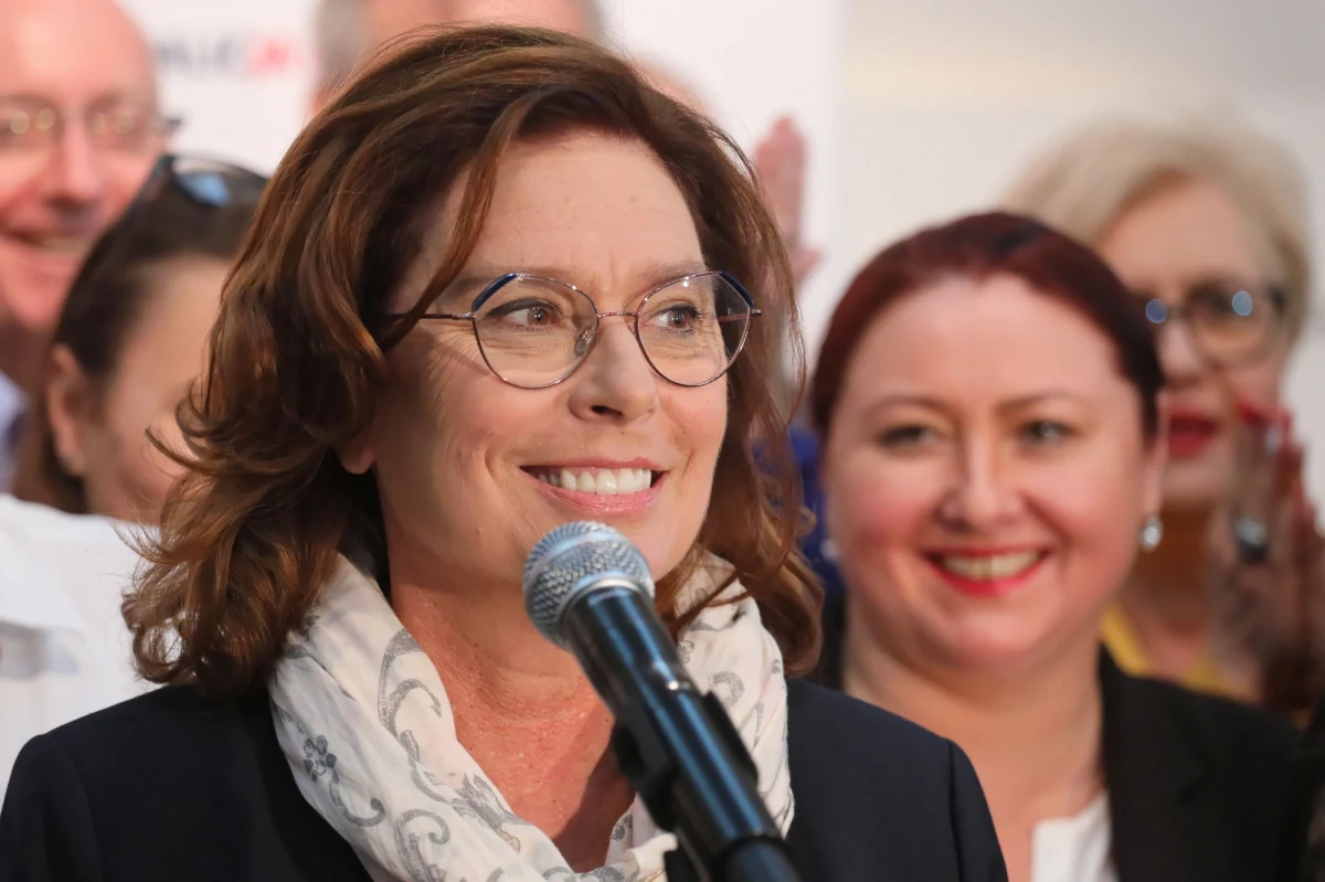 Małgorzata Kidawa-Błońska – kandydatka Koalicji Obywatelskiej na premiera – zaapelowała do lidera Prawa i Sprawiedliwości Jarosława Kaczyńskiego o spotkanie i debatę o rodzinie. "Po wyborach jedno z nas będzie tworzyło nowy rząd i będzie odpowiadało za losy Polaków, dlatego pokażmy, że w tych ważnych sprawach potrafimy rozmawiać, potrafimy wymieniać poglądy i potrafimy pokazać, że polityka może wyglądać inaczej. Mam nadzieję, że te wartości, które nam przyświecają także ważne są dla pana prezesa i ta rozmowa się odbędzie" - podkreśliła wicemarszałek Sejmu. 