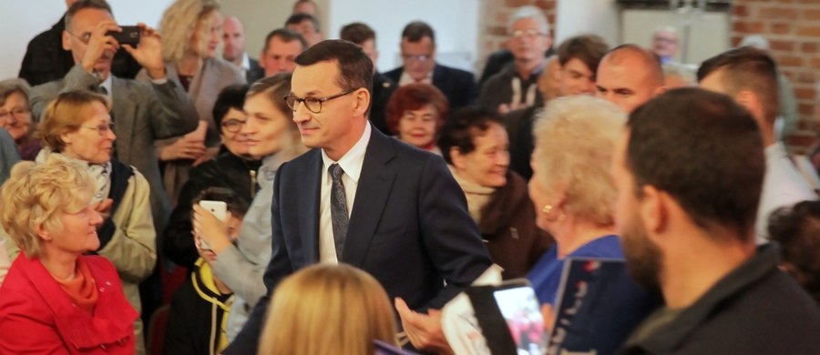 "Proponujemy po prostu normalność, a nie ekscentryczne obyczajowe rewolucje, które proponują nasi konkurencji polityczni" – zadeklarował w Nidzicy premier Mateusz Morawiecki. "Normalność jako życie polskich rodzin na pewnym poziomie, jako dobra praca, coraz lepsza płaca, wyraźnie poprawiająca się infrastruktura lokalna, bezpieczeństwo najbliższego otoczenia" - wyliczał.