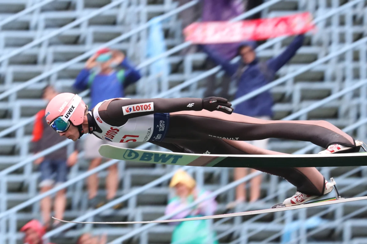 Dawid Kubacki wygrał konkurs Letniej Grand Prix w skokach narciarskich w Hinzenbach. Trzecie miejsce zajął Piotr Żyła. Polaków na podium rozdzielił Austriak Philipp Aschenwald.